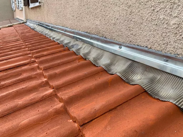 Travaux sur une toiture et ses évacuations